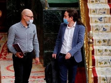 Pablo Iglesias conversa con el diputado de Unidas Podemos Txema Guijarro a su llegada al Congreso