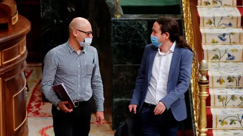 Pablo Iglesias conversa con el diputado de Unidas Podemos Txema Guijarro a su llegada al Congreso Pablo Iglesias conversa con el diputado de Unidas Podemos Txema Guijarro a su llegada al Congreso