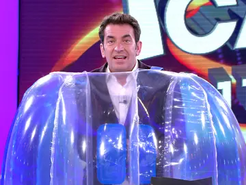 El incómodo momento de Arturo Valls provocado por su flotador gigante en ‘¡Ahora caigo!’ El incómodo momento de Arturo Valls provocado por su flotador gigante en ‘¡Ahora caigo!’