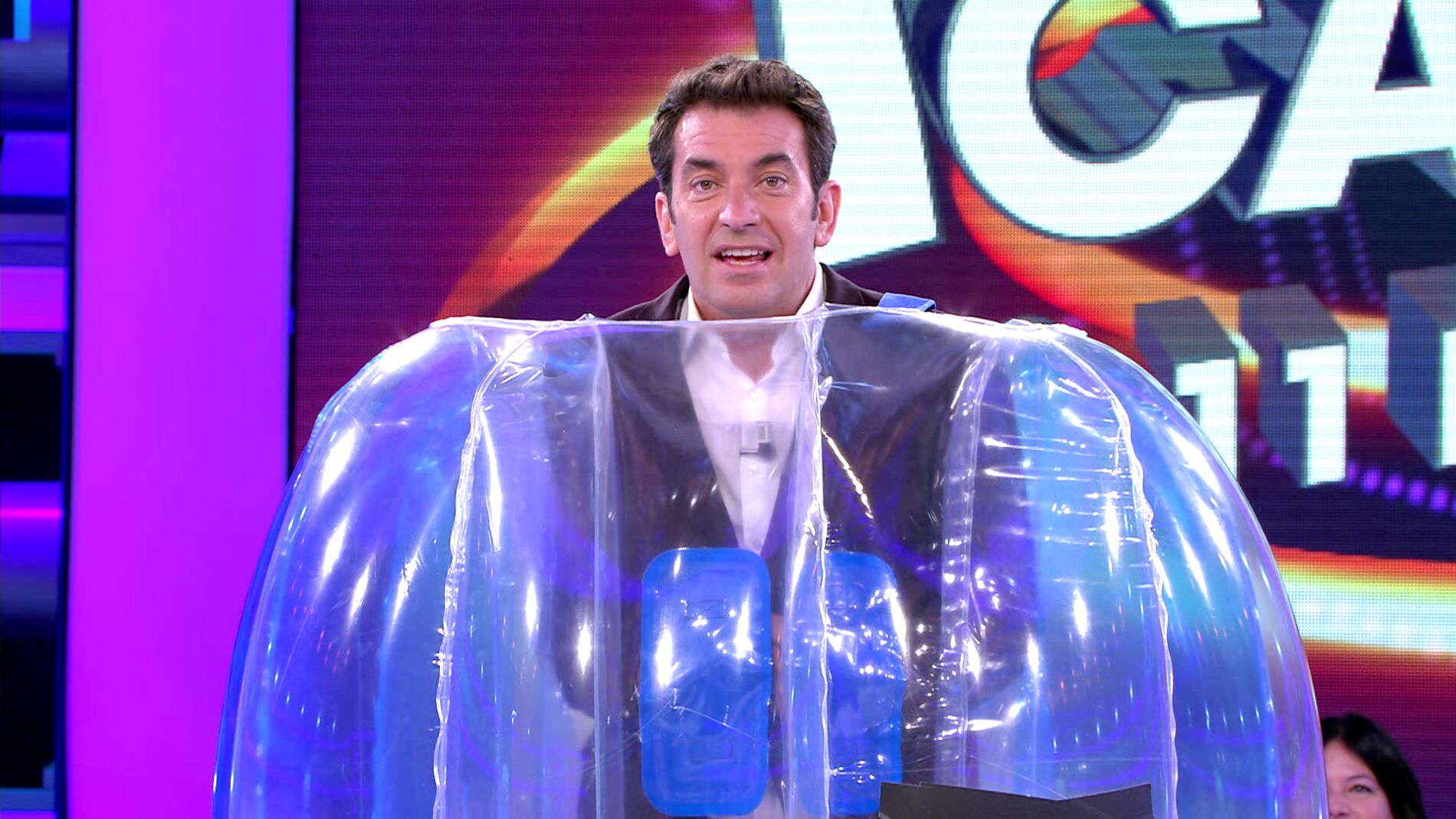 El inc&oacute;modo momento de Arturo Valls provocado por su flotador gigante en &lsquo;&iexcl;Ahora caigo!&rsquo;