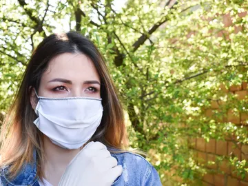Mujer con mascarilla Mujer con mascarilla