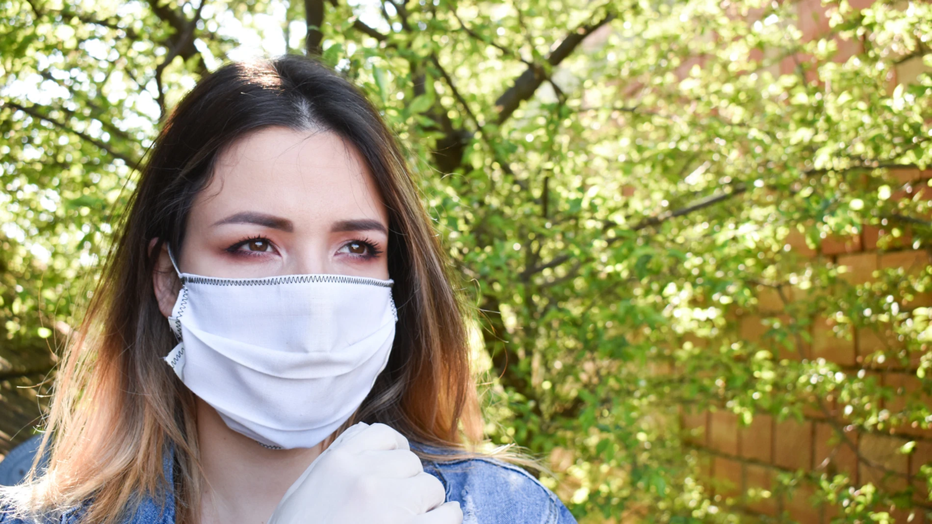 Mujer con mascarilla Mujer con mascarilla