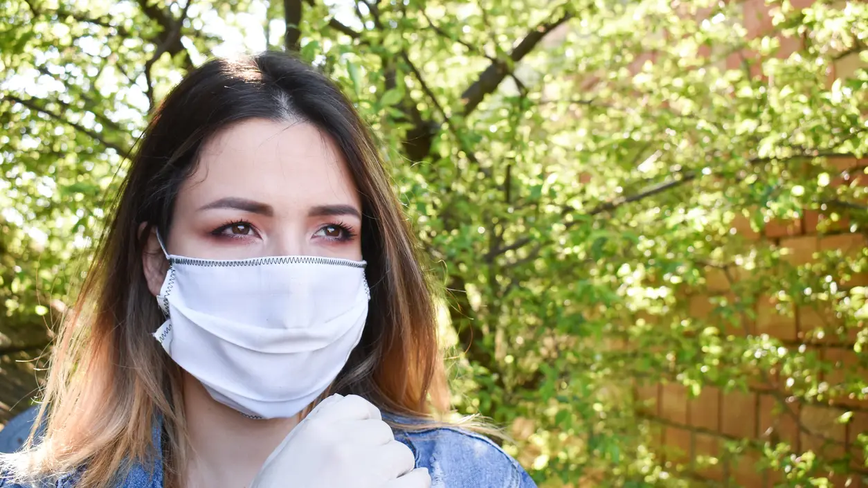Mujer con mascarilla Mujer con mascarilla