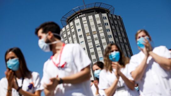 Decenas de sanitarios del Hospital Universitario de La Paz de Madrid despiden con un acto este martes, a los residentes de cuarto a&ntilde;o de este centro hospitalario.