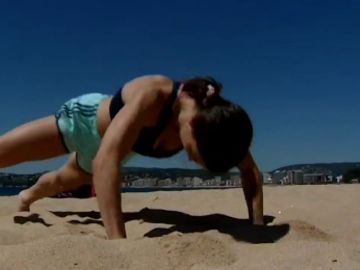 Queralt Castellet entrenando en la playa de Palamós durante el coronavirus