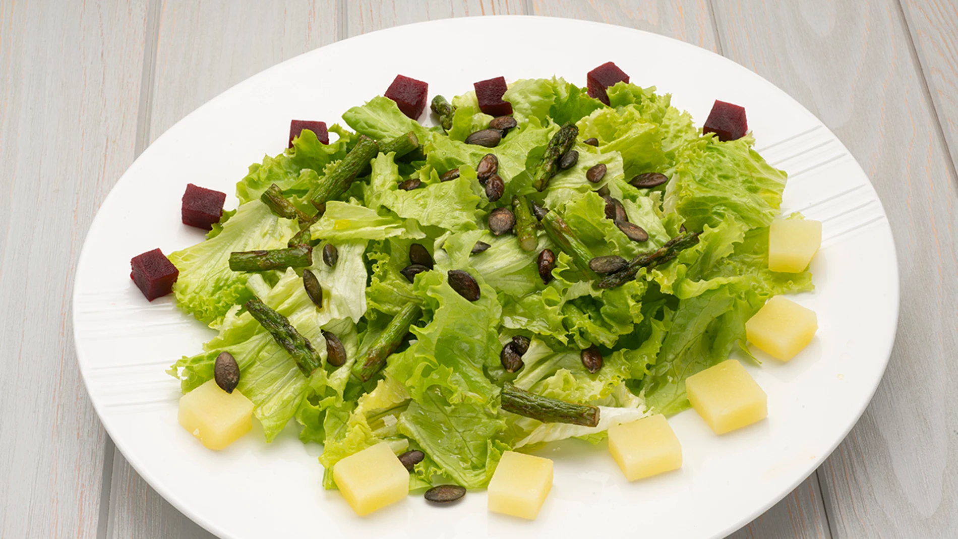 Ensalada de lechuga, remolacha y espárragos verdes