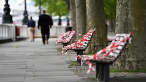 Bancos vacíos en Londres Bancos vacíos en Londres