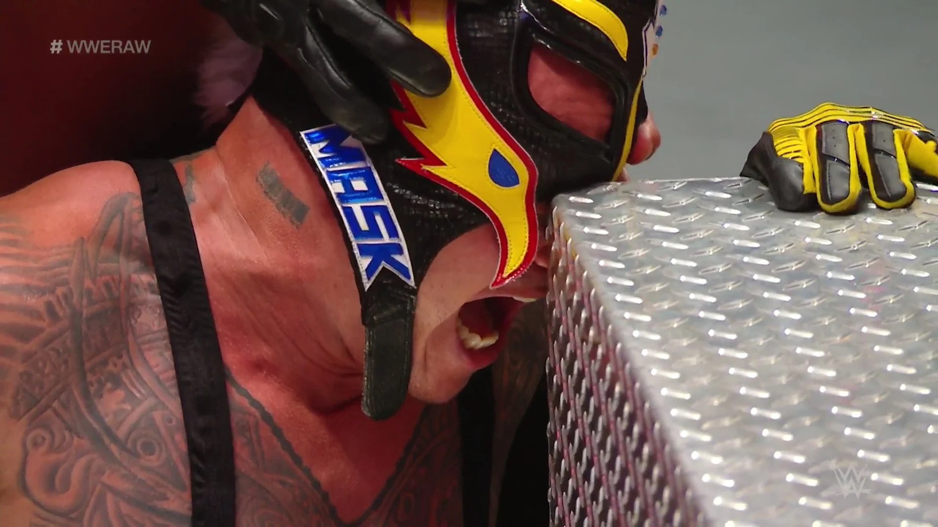 Momento de la lesión en el ojo de Rey Mysterio Momento de la lesión en el ojo de Rey Mysterio
