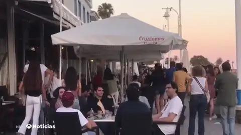 Siguen las aglomeraciones en terrazas en plena la desescalada del coronavirus Siguen las aglomeraciones en terrazas en plena la desescalada del coronavirus