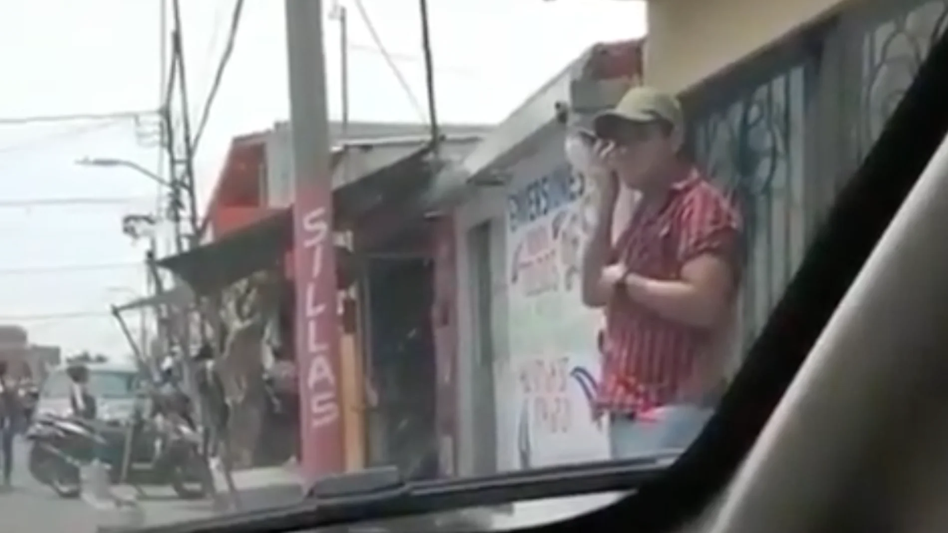 Sale del coche para escuchar una grabación de su amante y su novia lo escucha a través del bluetooth Sale del coche para escuchar una grabación de su amante y su novia lo escucha a través del bluetooth