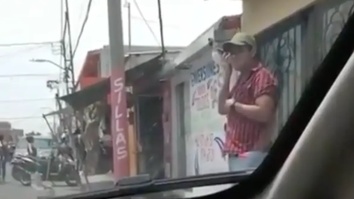Sale del coche para escuchar una grabación de su amante y su novia lo escucha a través del bluetooth Sale del coche para escuchar una grabación de su amante y su novia lo escucha a través del bluetooth