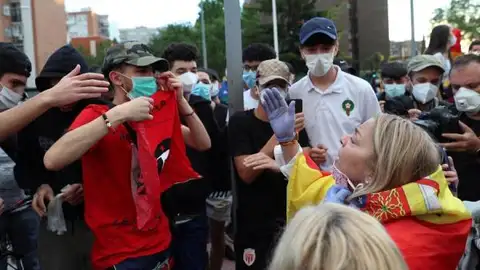 Coronavirus Madrid: Tensión en Alcorcón durante las caceroladas contra el Gobierno Tensión en la cacerolada de Alcorcón