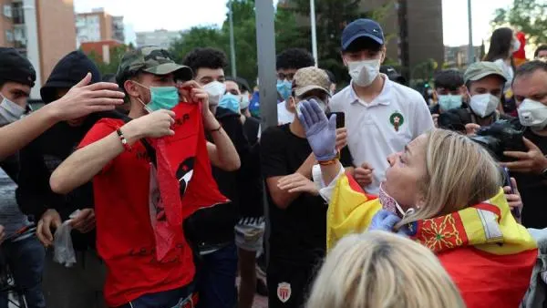 Coronavirus Madrid: Tensión en Alcorcón durante las caceroladas contra el Gobierno Tensión en la cacerolada de Alcorcón