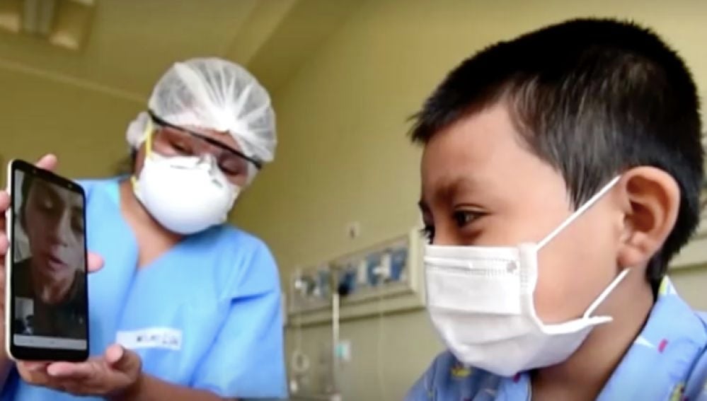 Niños peruanos contagiados por coronavirus hablan con sus familias por videollamada
