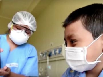 Niños peruanos contagiados por coronavirus hablan con sus familias por videollamada