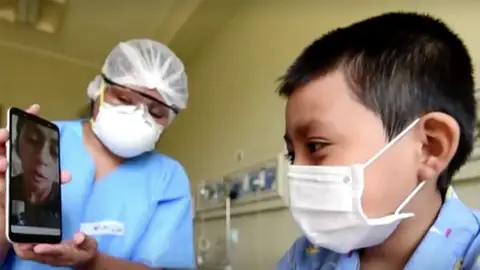 Niños peruanos contagiados por coronavirus hablan con sus familias por videollamada Niños peruanos contagiados por coronavirus hablan con sus familias por videollamada