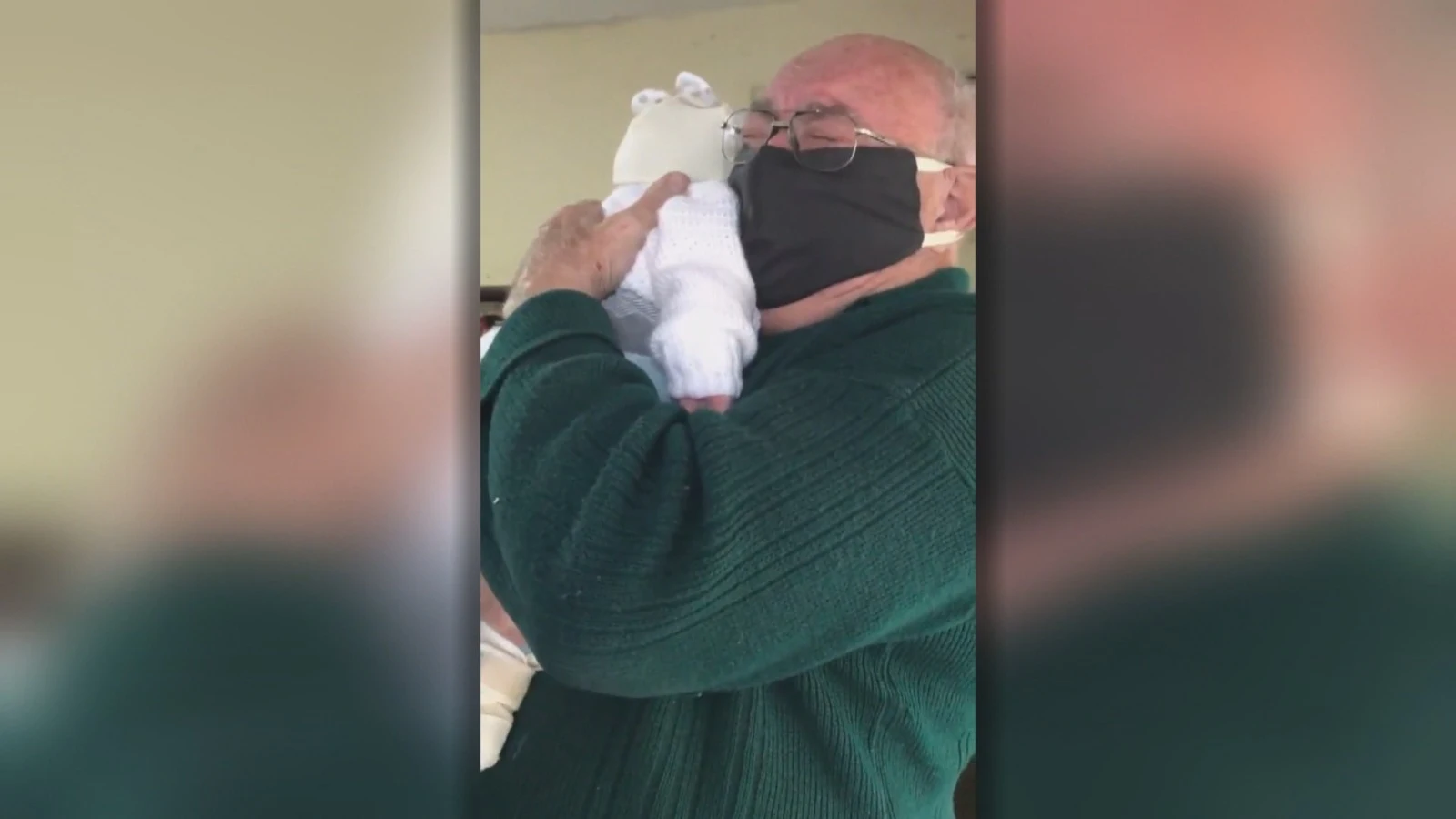 Anciano emocionado al conocer a su bisnieto
