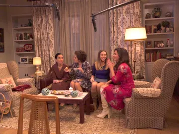 Descubre cómo se grabó la divertida secuencia de Manolita, Benigna, Luisita y Amelia viendo 'El secreto de Puente Viejo' Descubre cómo se grabó la divertida secuencia de Manolita, Benigna, Luisita y Amelia viendo 'El secreto de Puente Viejo'