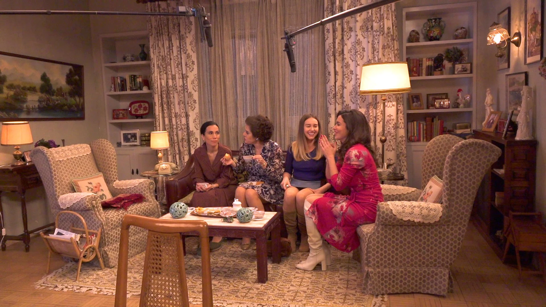 Descubre cómo se grabó la divertida secuencia de Manolita, Benigna, Luisita y Amelia viendo 'El secreto de Puente Viejo'