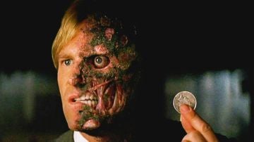 Aaron Eckhart es Dos Caras en 'El Caballero Oscuro'