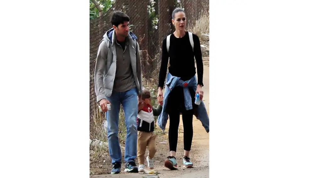 Eva González y Cayetano Rivera durante su paseo con su hijo 