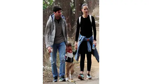 Eva González y Cayetano Rivera durante su paseo con su hijo Eva González y Cayetano Rivera durante su paseo con su hijo