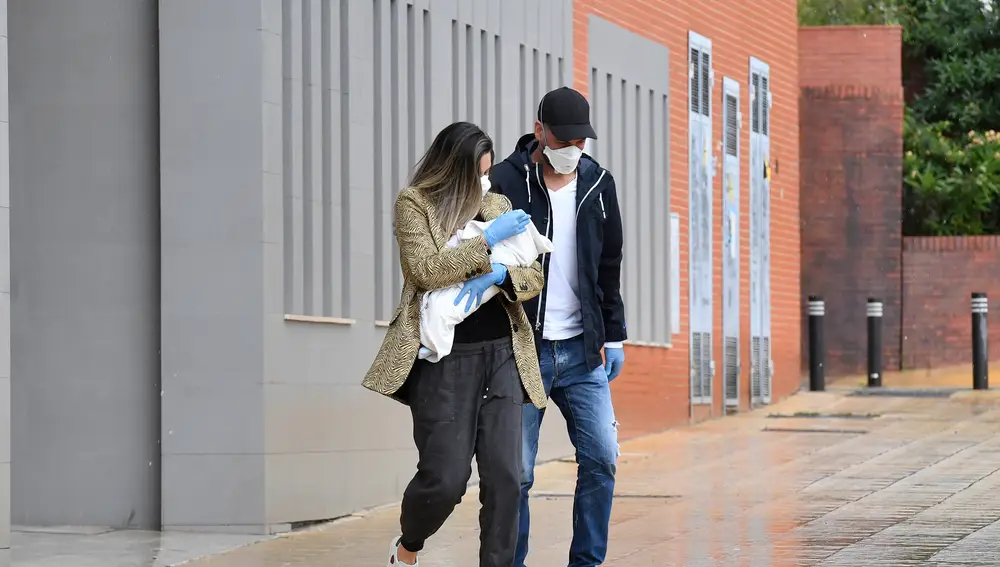 Lorena Gómez y René Ramos saliendo de la revisión pediátrica junto a su bebé 