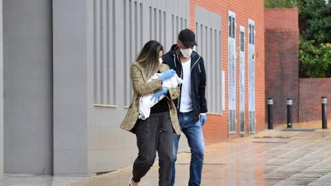 Lorena Gómez y René Ramos saliendo de la revisión pediátrica junto a su bebé 