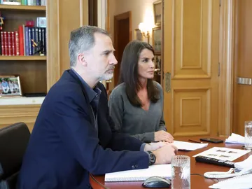 Los Reyes de España durante una de las videoconferencias que han tenido durante el confinamiento Los Reyes de España durante una de las videoconferencias que han tenido durante el confinamiento