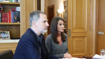 Los Reyes de España durante una de las videoconferencias que han tenido durante el confinamiento