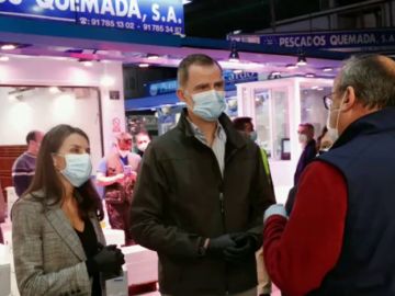 Los Reyes vistan Mercamadrid y agradecen la labor de los trabajadores durante la crisis del coronavirus