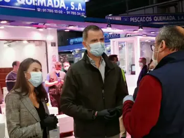 Los Reyes vistan Mercamadrid y agradecen la labor de los trabajadores durante la crisis del coronavirus Los Reyes vistan Mercamadrid y agradecen la labor de los trabajadores durante la crisis del coronavirus