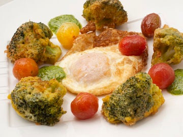 Huevo frito con brócoli, tomates cherry y pesto