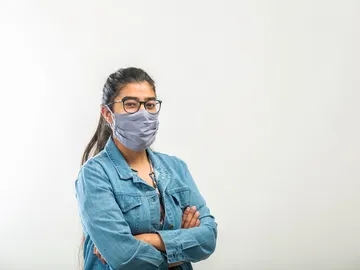 Joven con mascarilla Joven con mascarilla
