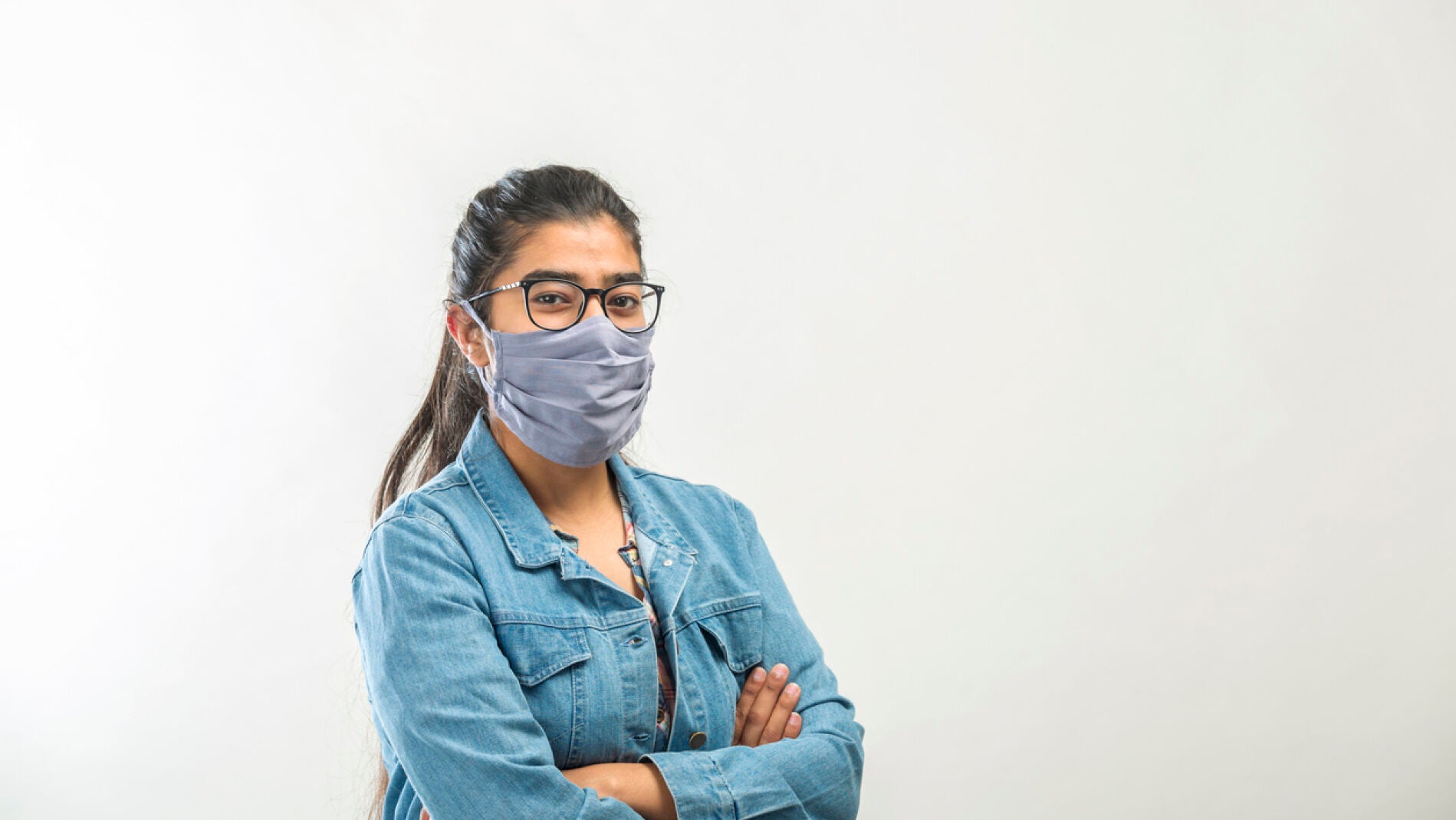 Joven con mascarilla