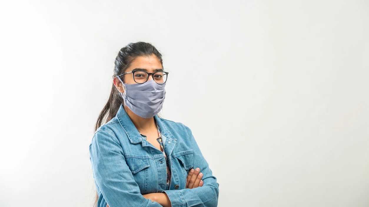 Joven con mascarilla