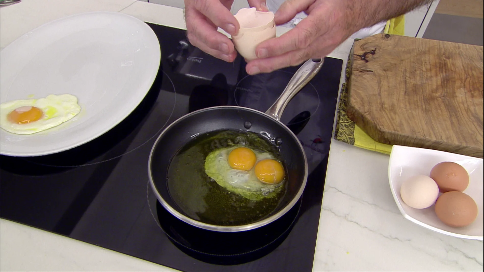 El truco de Karlos Arguiñano para hacer el huevo frito con puntilla o sin ella