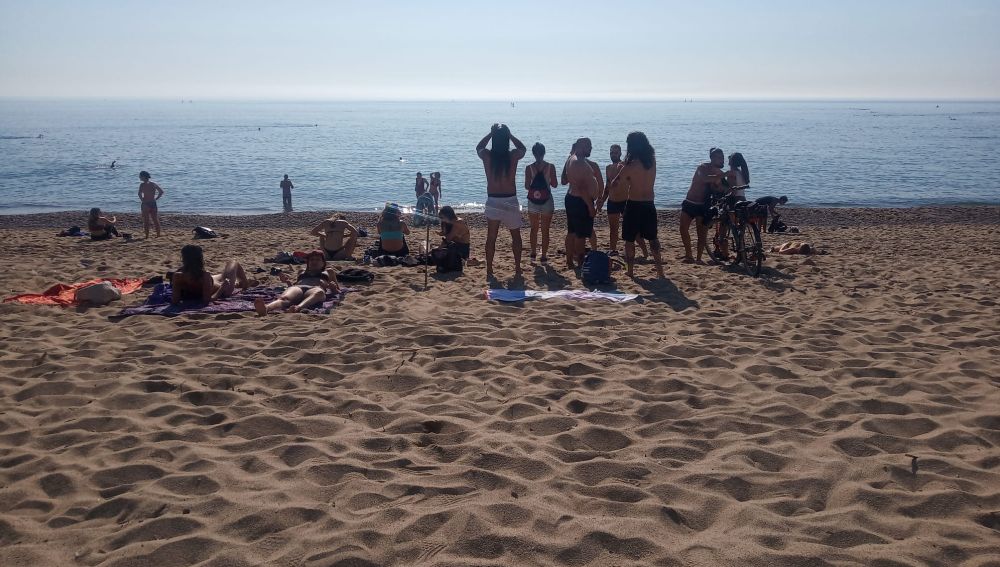 Coronavirus Barcelona: Gente bañándose, tomando el sol y en grupos en la Barceloneta | Última hora Cataluña