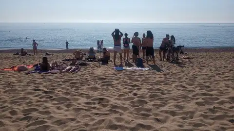 Coronavirus Barcelona: Gente bañándose, tomando el sol y en grupos en la Barceloneta | Última hora Cataluña Coronavirus Barcelona