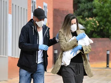 René Ramos y Lorena Gómez saliendo de la revisión pediátrica René Ramos y Lorena Gómez saliendo de la revisión pediátrica