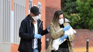 René Ramos y Lorena Gómez saliendo de la revisión pediátrica