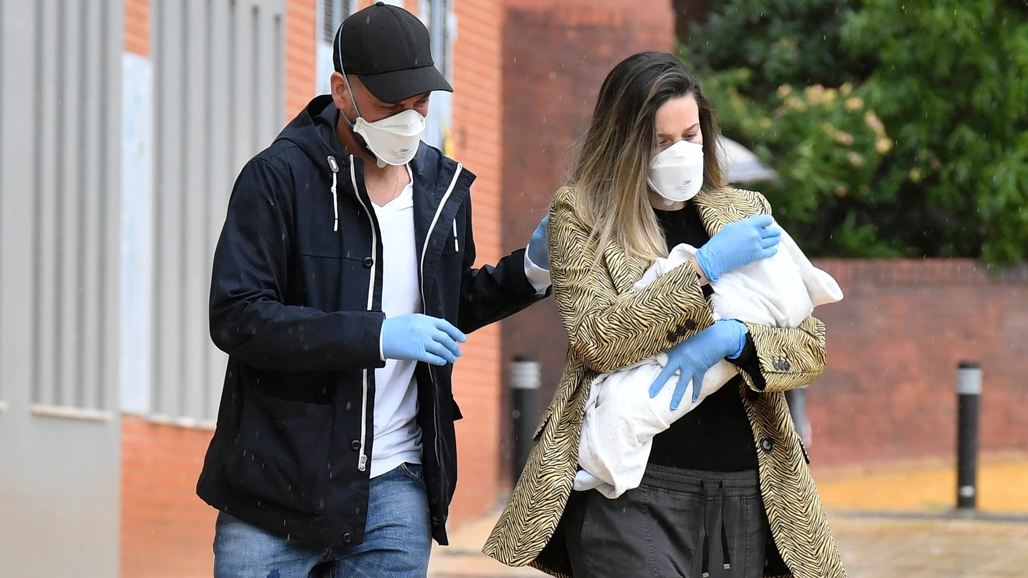 René Ramos y Lorena Gómez saliendo de la revisión pediátrica René Ramos y Lorena Gómez saliendo de la revisión pediátrica