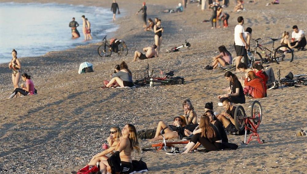Ambiente en la playa de la Barceloneta a primera hora de este jueves