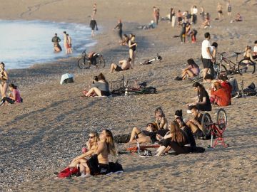 Ambiente en la playa de la Barceloneta a primera hora de este jueves