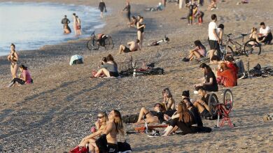 Barcelona permite de nuevo el baño en sus playas tras prohibirse por la mala calidad del agua