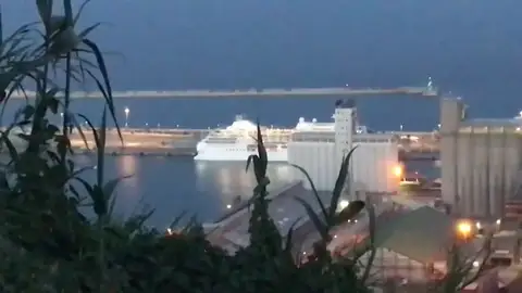 Llega a Barcelona el crucero Carnival Victory con pasajeros que permanecían en cuarentena por el coroanvirus Llega a Barcelona el crucero Carnival Victory con pasajeros que permanecían en cuarentena por el coroanvirus