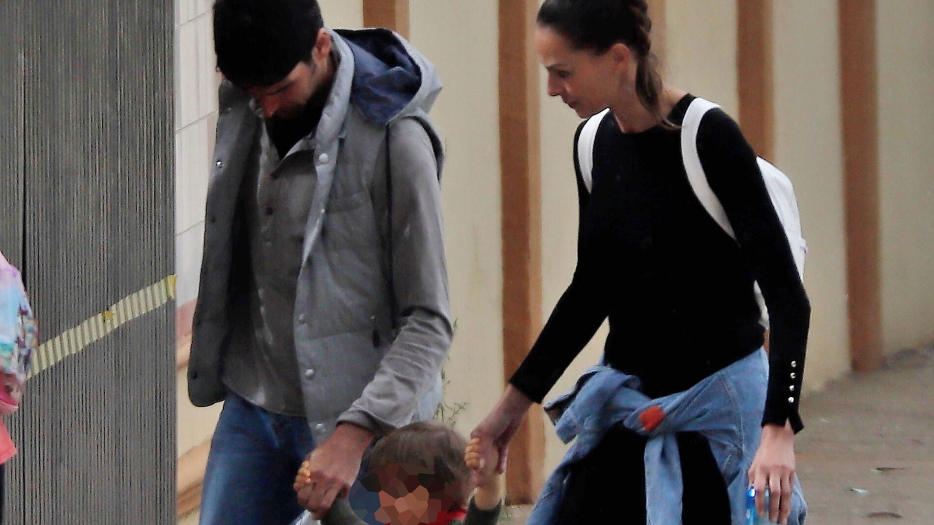 Cayetano Rivera y Eva Gonz&aacute;lez paseando junto a su hijo 
