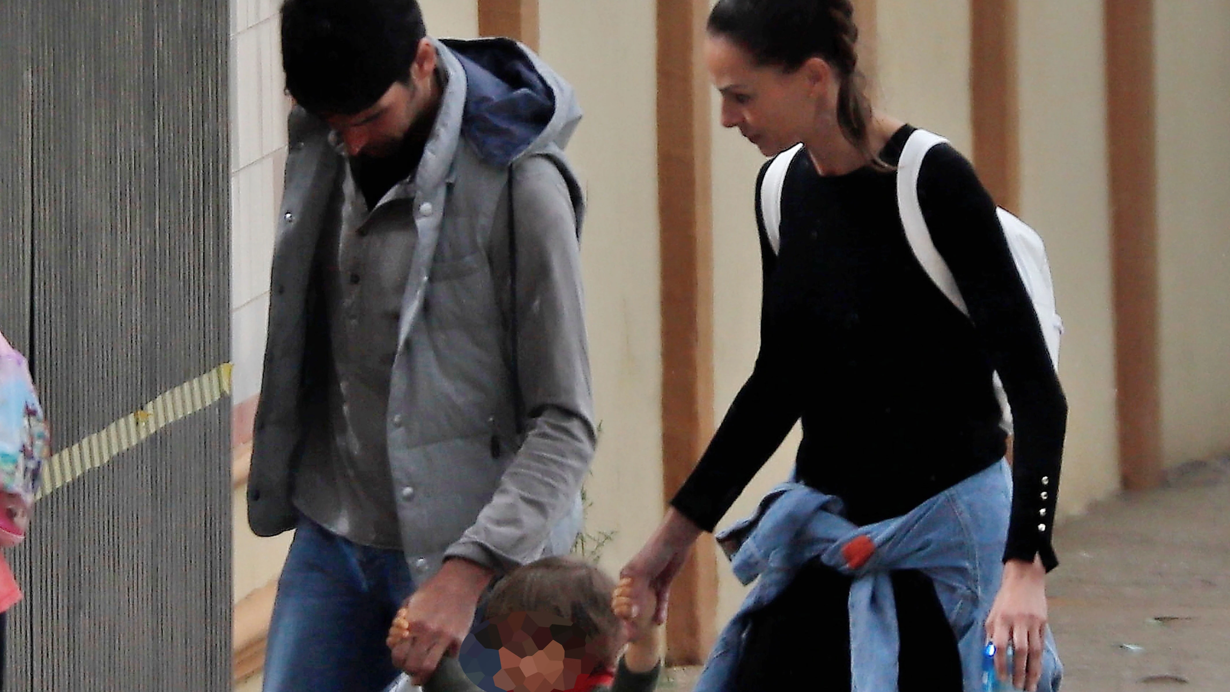Cayetano Rivera y Eva González paseando junto a su hijo Cayetano Rivera y Eva González paseando junto a su hijo