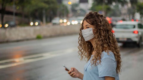 Mujer con mascarilla