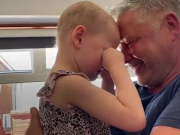 Un padre abraza a su hija Un padre abraza a su hija